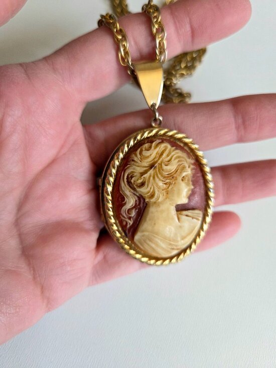 vintage Jewelry - Vintage Large Cameo Locket Pendant Gold Tone Oval Woman Portrait Thick Chain.